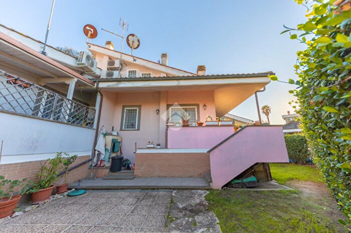 Casa quadrilocale in vendita in Viale di Castel Porziano, Roma
