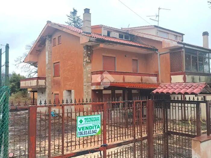 Casa con 6 locali in vendita in Via dei Platani, Nemi