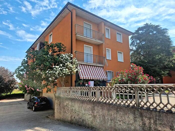 Appartamento quadrilocale in vendita in Via Chiesa, Cento
