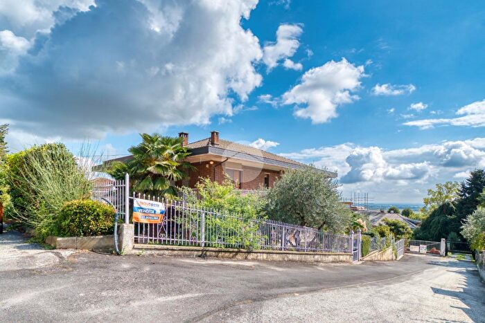 Appartamento con 5 locali in vendita in Via Monte Grappa, Piossasco