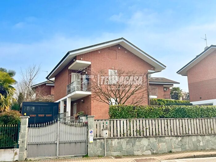 Casa con 6 locali in vendita in Via Tetti Aiassa, La Loggia