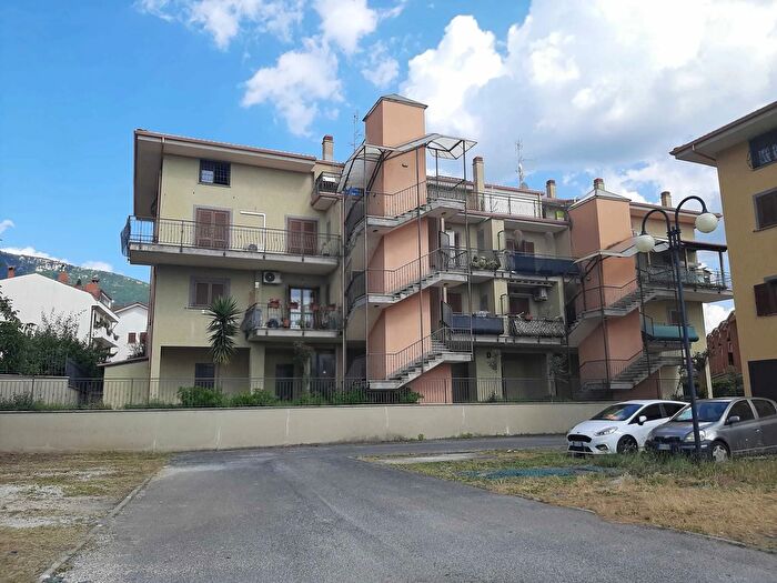 Appartamento trilocale in vendita in Via delle Peschie, San Polo Dei Cavalieri