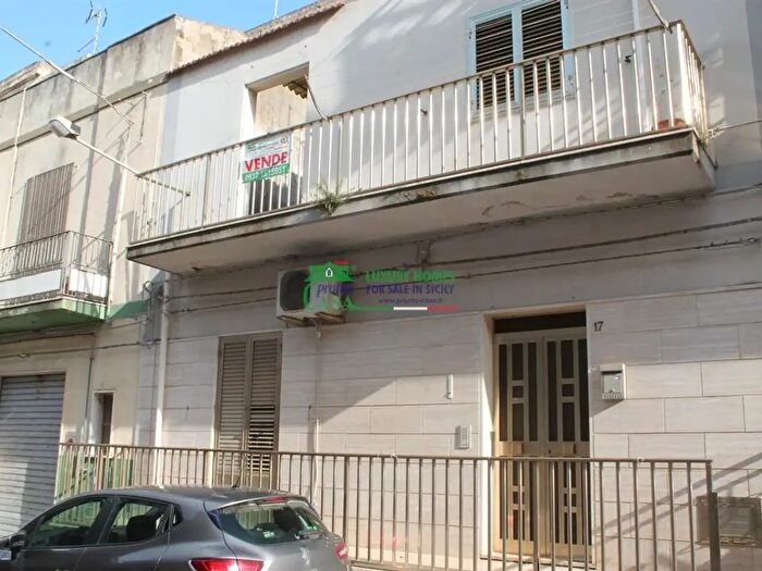 Casa con 6 locali in vendita in Via Colombo, Pozzallo