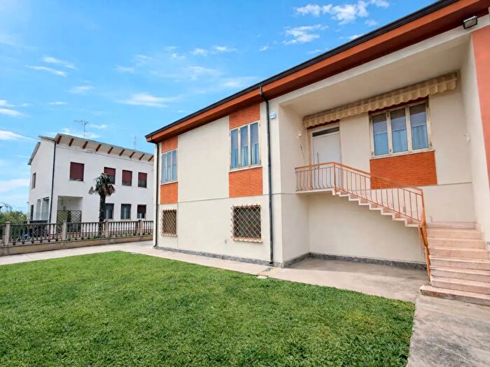 Casa quadrilocale in vendita in Poggio Rusco