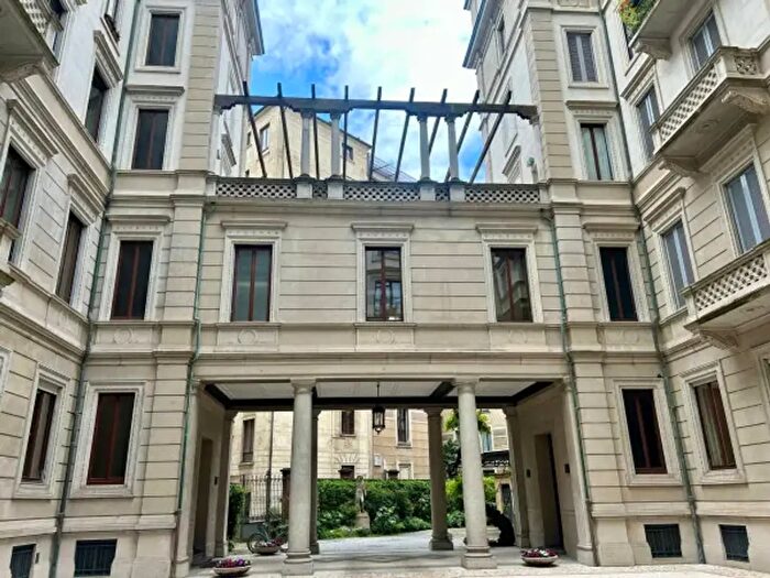 Appartamento trilocale in affitto in Via Alberto Giussano, Milano