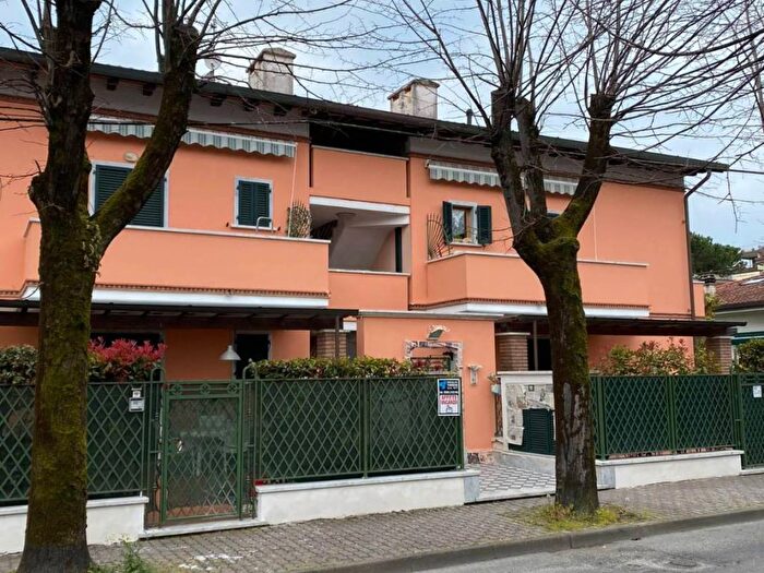 Appartamento quadrilocale in affitto in Via Paolo Ferrari, Marina di Massa Centro, Massa