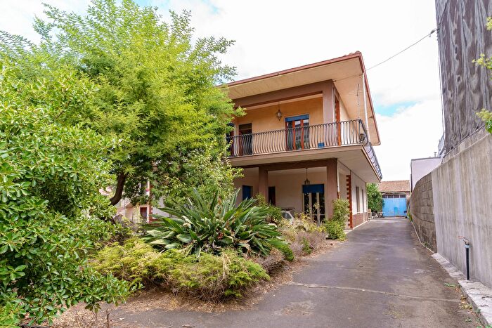 Casa con 13 locali in vendita in Via Martiri Ungheresi, Viagrande