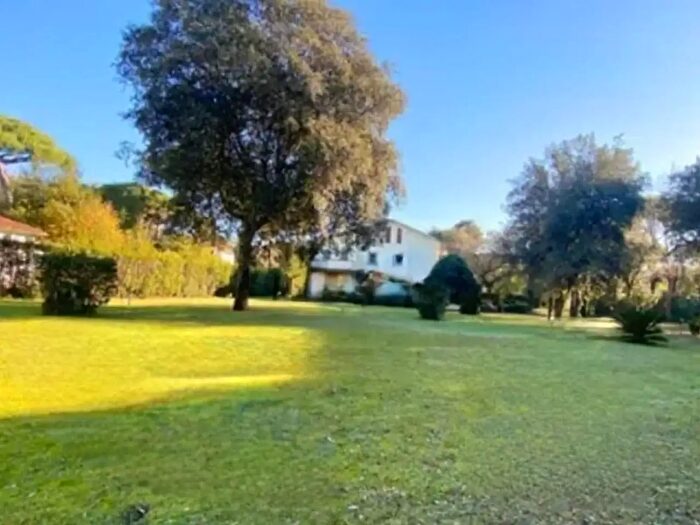 Casa con 9 locali in vendita in Massa