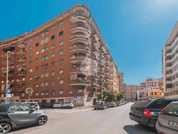 Appartamento trilocale in vendita in Via Migiurtinia, Roma