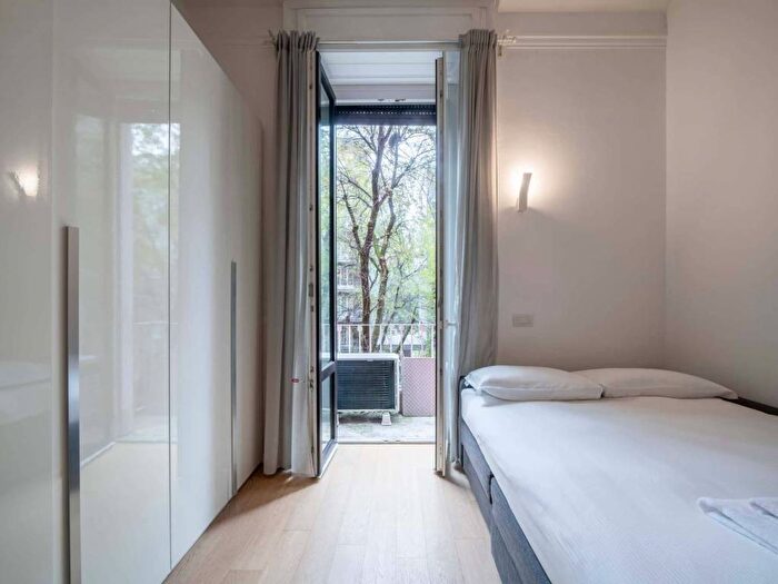 Appartamento trilocale in affitto in Via Tiziano, Pagano, Milano