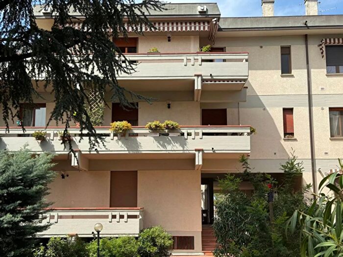 Appartamento con 5 locali in vendita in Via Anzio Prato, Prato
