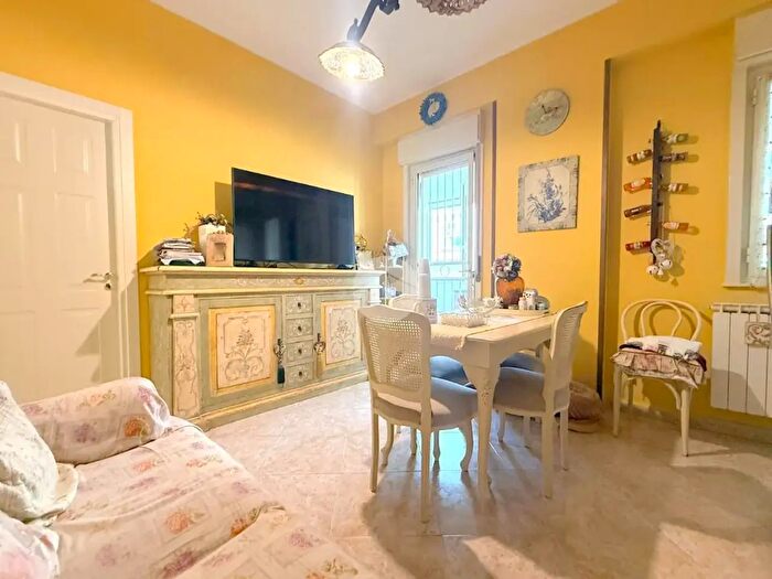 Appartamento quadrilocale in vendita in Via Lancia di Brolo, Palermo