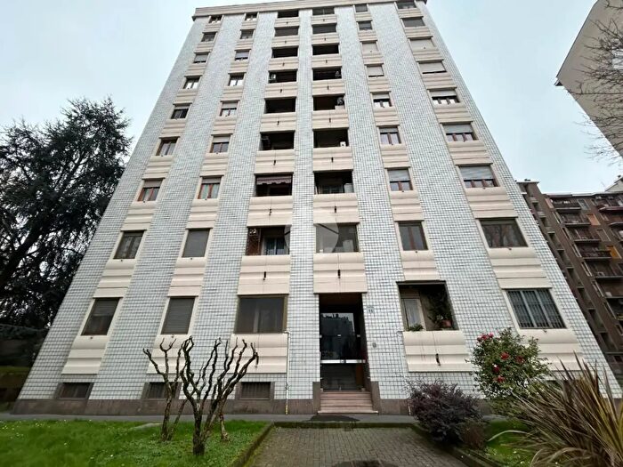 Appartamento quadrilocale in vendita in Via Molinetto di Lorenteggio, Corsico