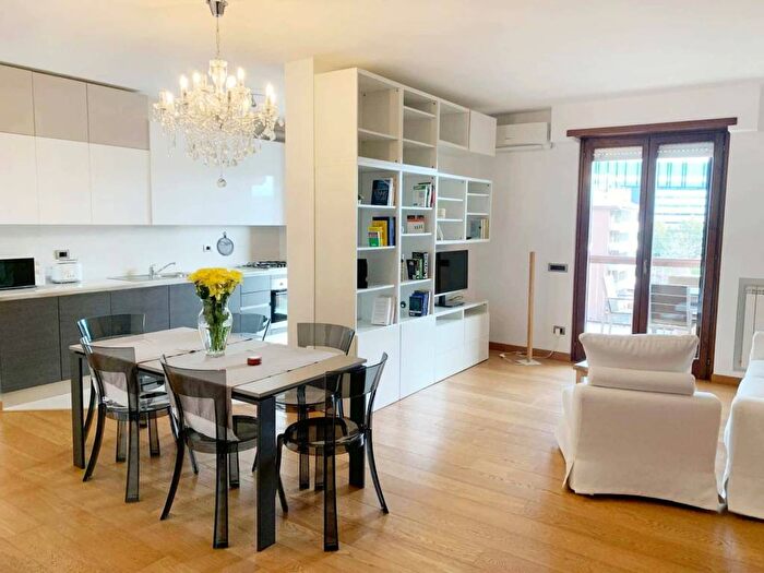 Appartamento trilocale in affitto in Viale della Grande Muraglia, Torrino, Roma