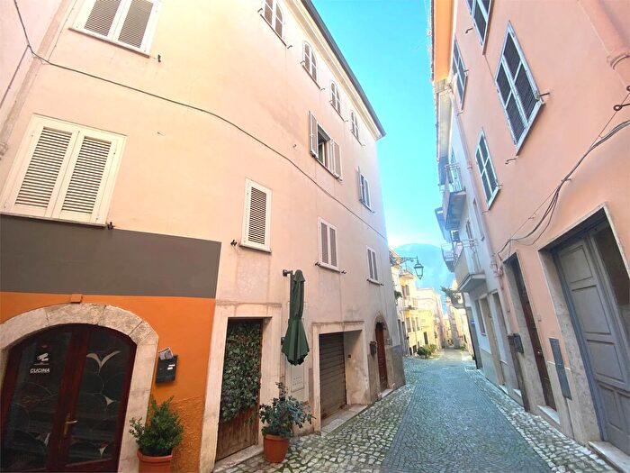 Appartamento trilocale in vendita in Atina