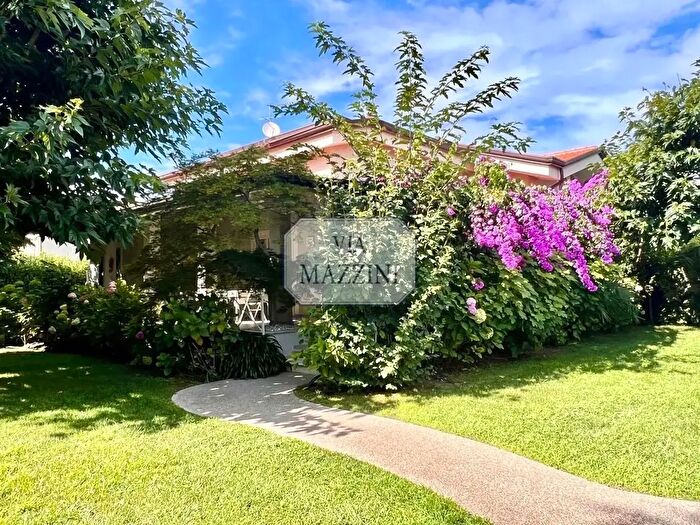 Casa con 11 locali in vendita in Forte Dei Marmi