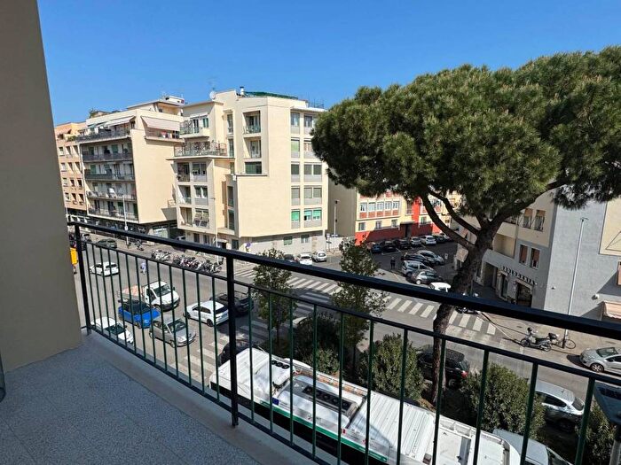 Appartamento trilocale in affitto in Viale Eleonora Duse, Coverciano, Firenze