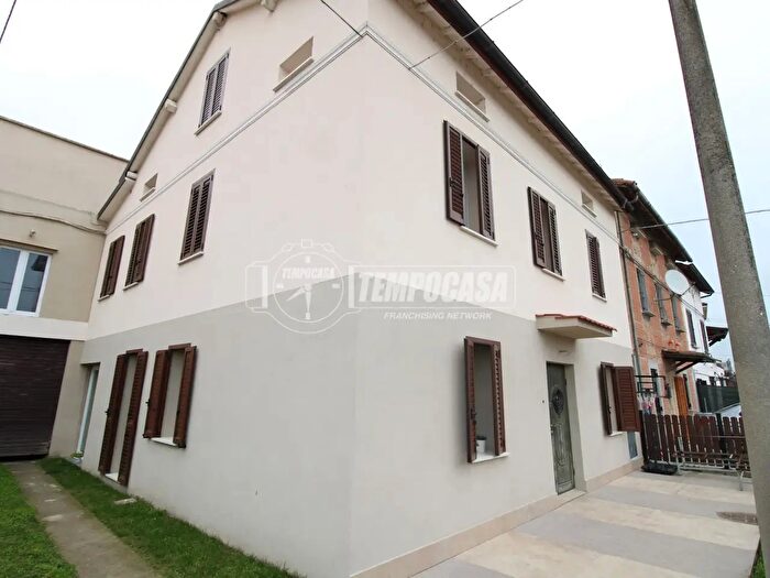 Casa con 5 locali in vendita in Cadelbosco Di Sopra