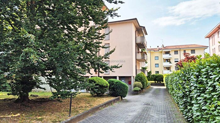 Appartamento quadrilocale in vendita in Via Anna Frank, Usmate Velate