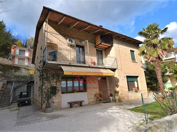 Appartamento con 7 locali in vendita in Via John Kennedy, Amandola