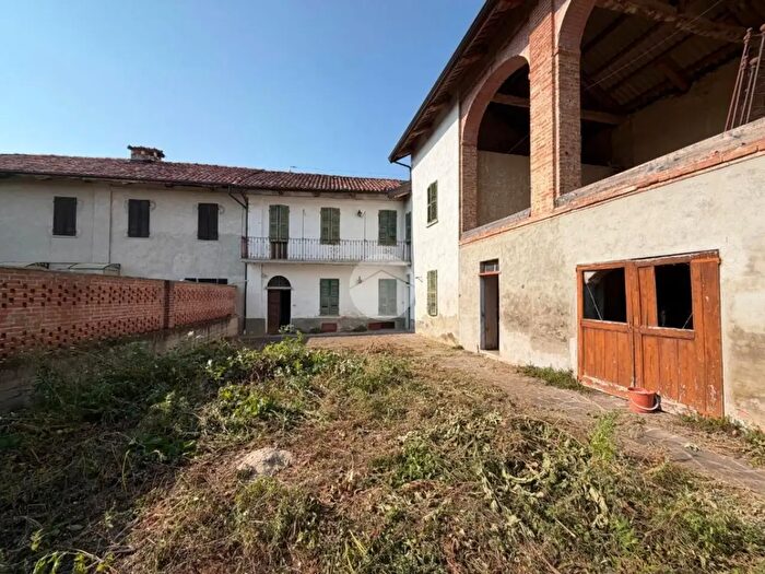 Casa con 8 locali in vendita in Via Cavour, Tonco
