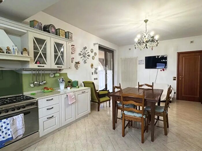 Casa con 15 locali in vendita in Contrada San Martino, Castignano