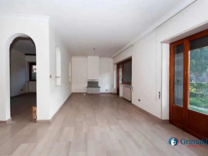 Appartamento con 7 locali in vendita in Viale dei Santi Pietro E Paolo, Roma