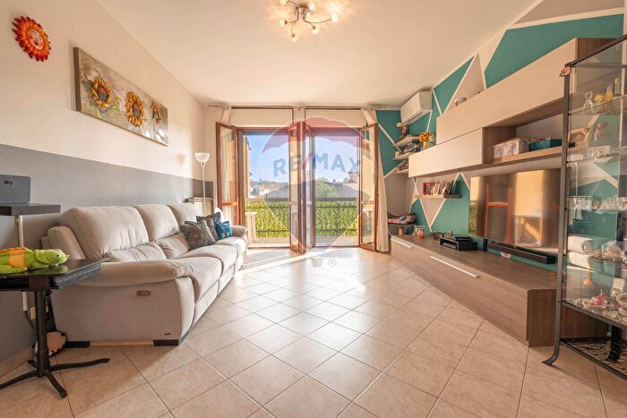 Appartamento trilocale in vendita in Via Vimercate, Ornago