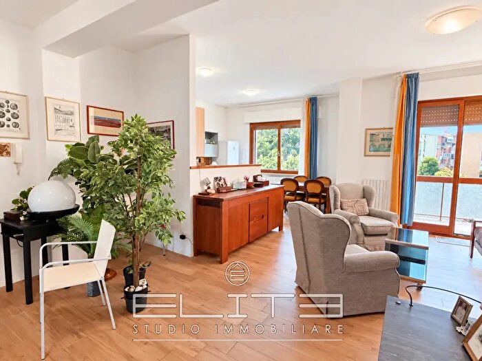 Appartamento con 5 locali in vendita in Via Marsigliani, Ancona
