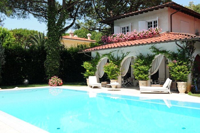 Casa con 6 locali in affitto in Roma Imperiale, Forte dei Marmi