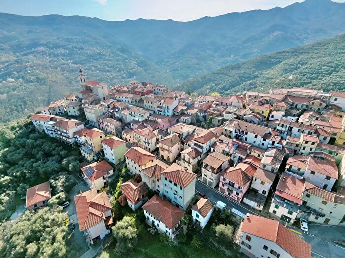 Casa con 8 locali in vendita in Via Cristoforo Colombo, Aurigo