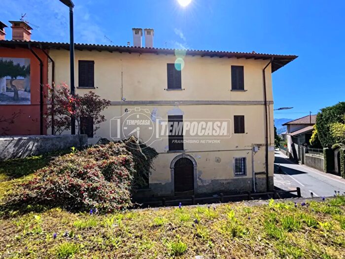 Appartamento con 6 locali in vendita in Via Intra Premeno, Verbania