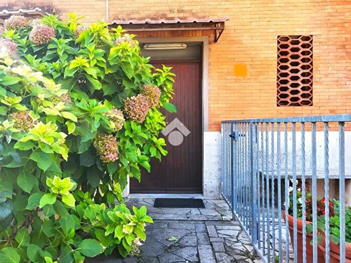 Appartamento trilocale in vendita in Via dei Rangoni, Roma