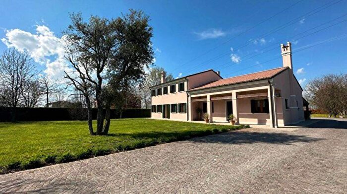 Casa con 9 locali in vendita in Dolo