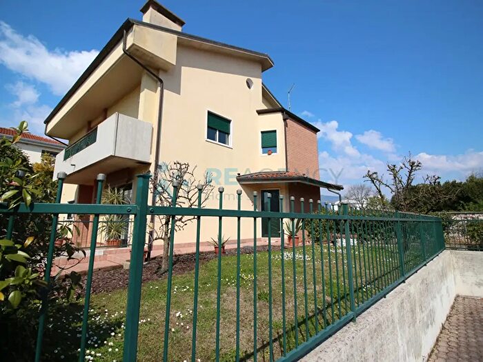 Casa con 6 locali in vendita in Via Verona c, Thiene