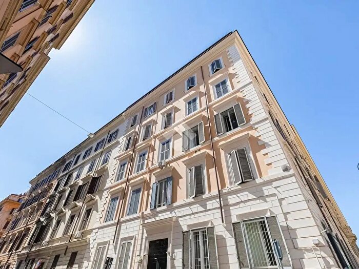 Appartamento trilocale in vendita in Via Carlo Cattaneo, Roma