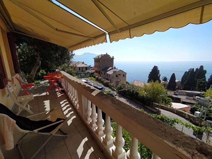 Appartamento trilocale in affitto in Via Franco Solimano, Centro, Sori