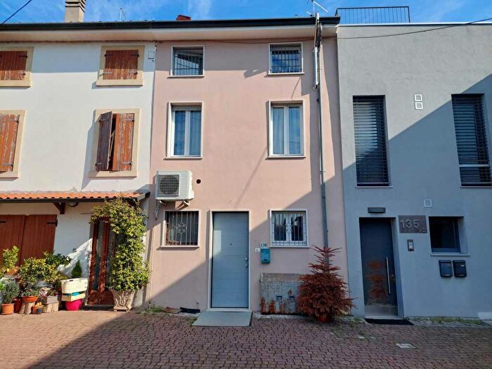 Appartamento quadrilocale in vendita in Via Giuseppe Mazzini, Villafranca Di Verona