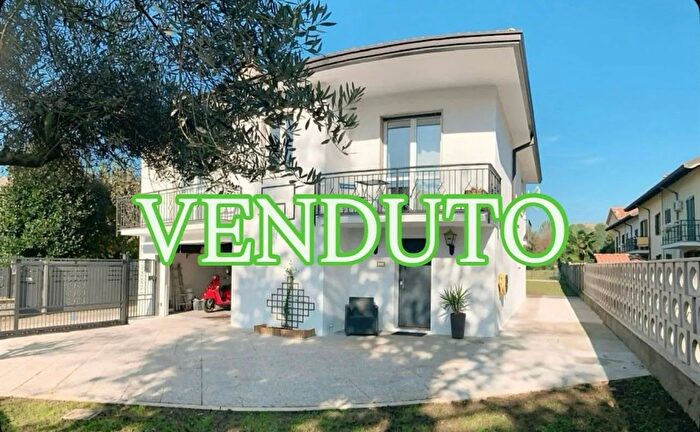 Casa con 6 locali in vendita in Giussano, Verano Brianza