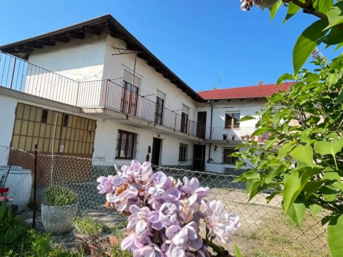 Casa con 11 locali in vendita in Via Santa Maria, Castagnole Delle Lanze