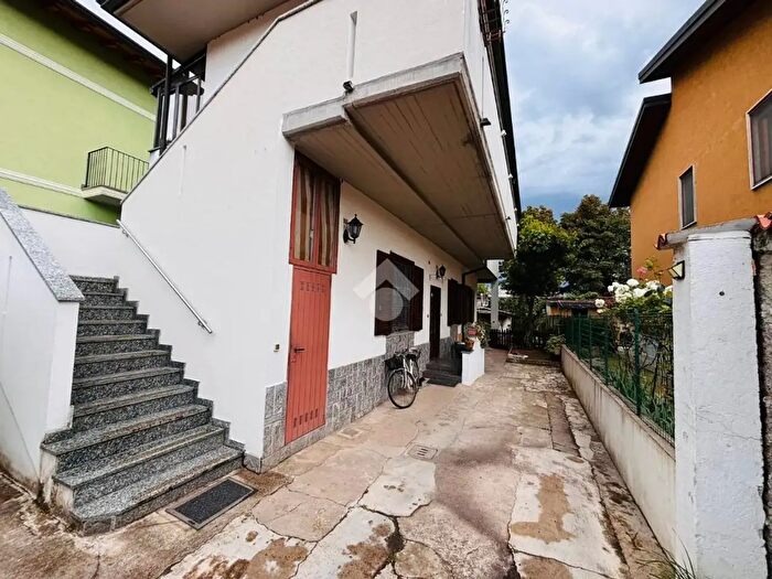Appartamento trilocale in vendita in Via Bixio, Rho