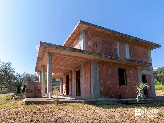 Casa con 8 locali in vendita in Strada Serre Snc, Tavullia