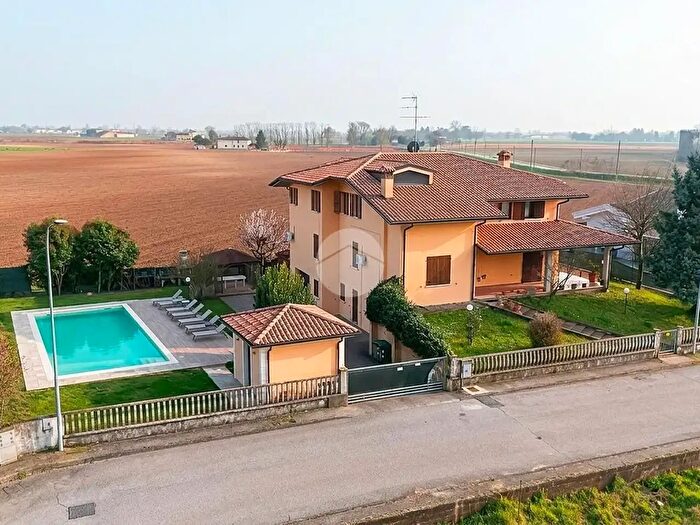 Casa con 6 locali in vendita in Via F Landucci, Curtatone