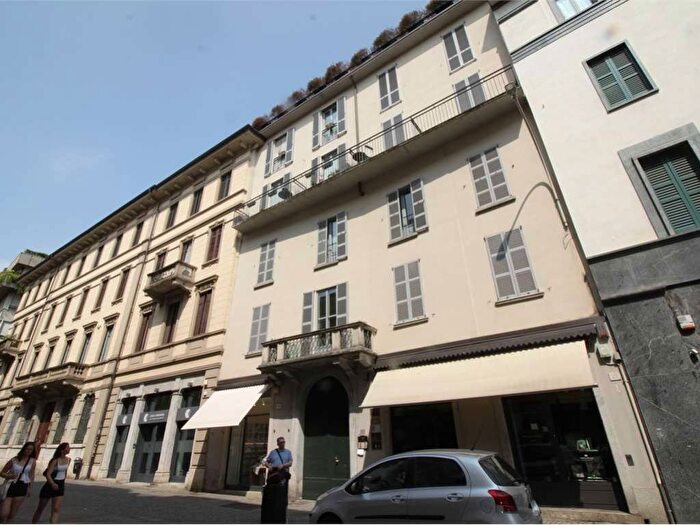 Appartamento trilocale in affitto in VIA GARIBALDI, Centro Storico, Como
