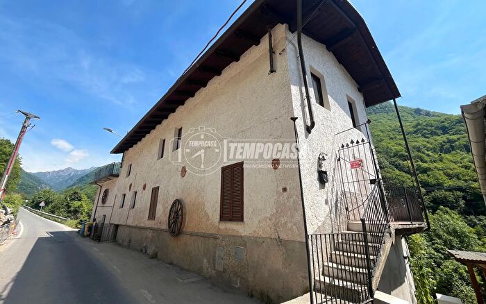 Appartamento con 9 locali in vendita in Via Vallesoana, Pont Canavese