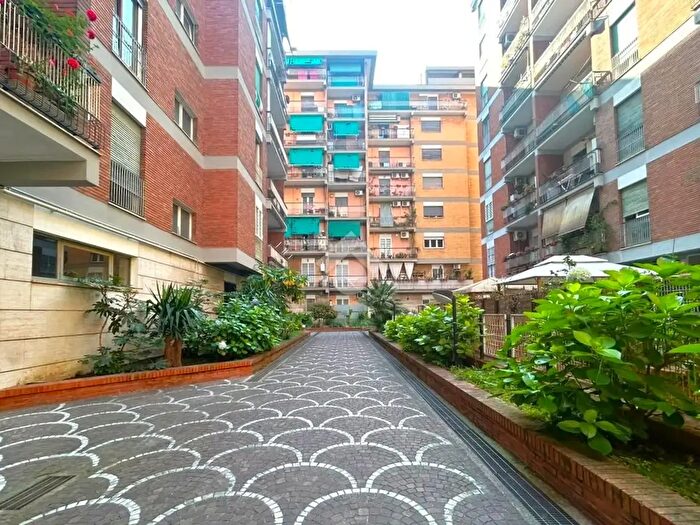Appartamento trilocale in vendita in Via Oderisi da Gubbio, Roma