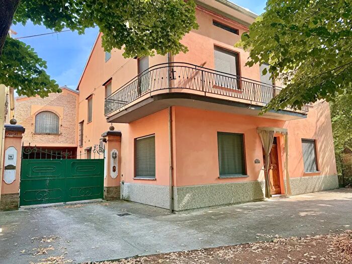 Casa con 8 locali in vendita in Roccabianca