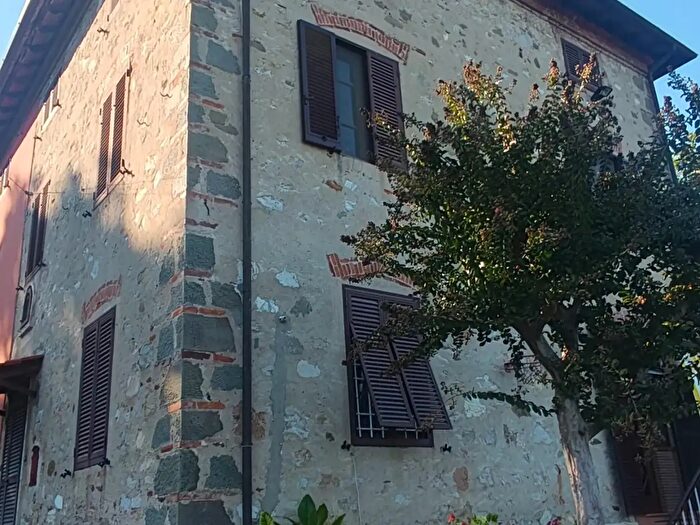 Casa con 10 locali in vendita in Lucca