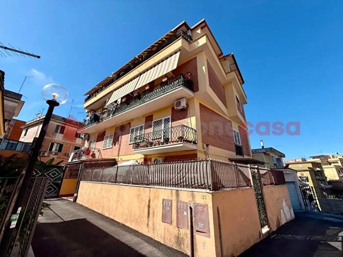 Appartamento trilocale in vendita in Via Vincenzo Sartori, Roma