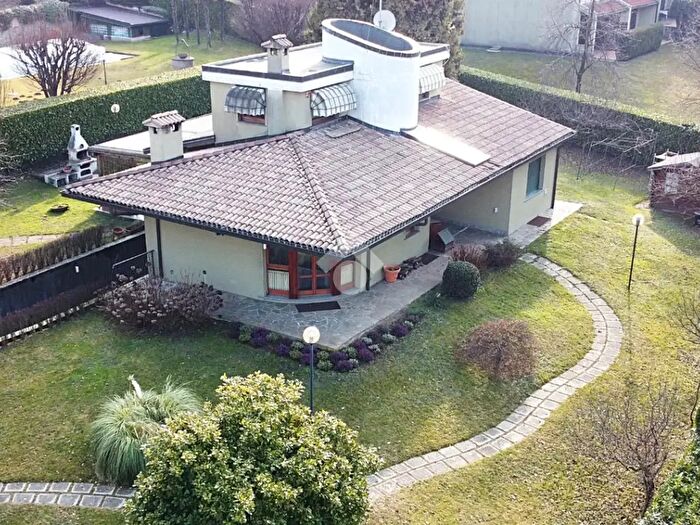 Casa con 5 locali in vendita in Via Alessandro Manzoni, Sirtori